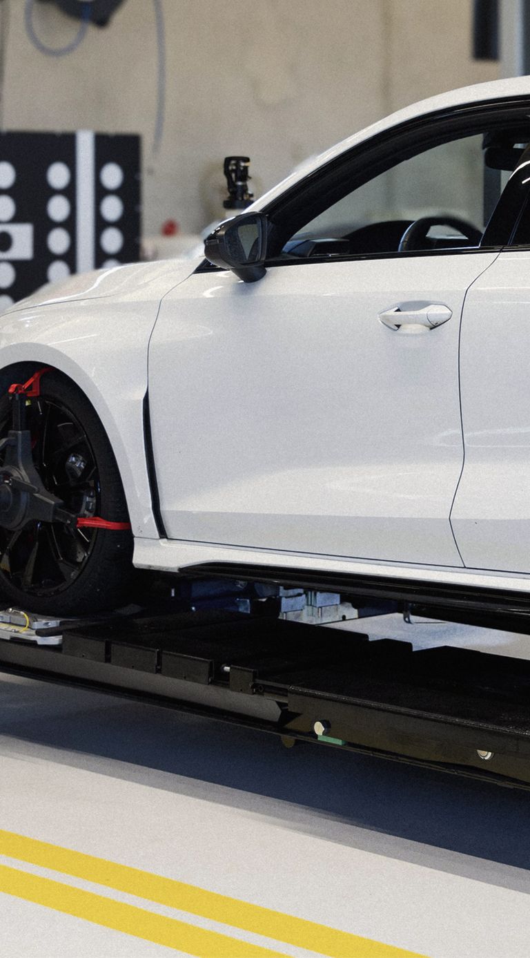 Detailansicht eines Fahrzeugs auf Hebebühne in der Werkstatt